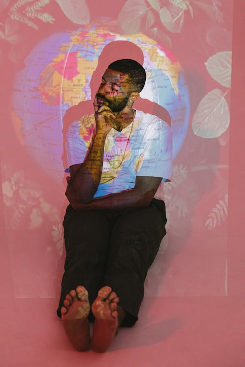 Afrikalı, çene üzerinde el, dikey atış içeren Ücretsiz stok fotoğraf