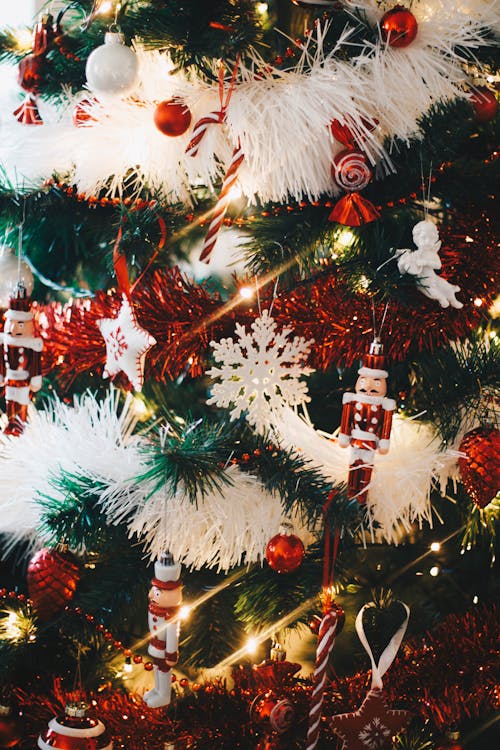 绿色圣诞树用灯串和悬挂式装饰