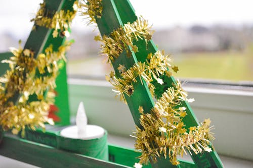 Photographie De Mise Au Point Peu Profonde De Bougeoir Vert Et Jaune Avec Bougie Blanche