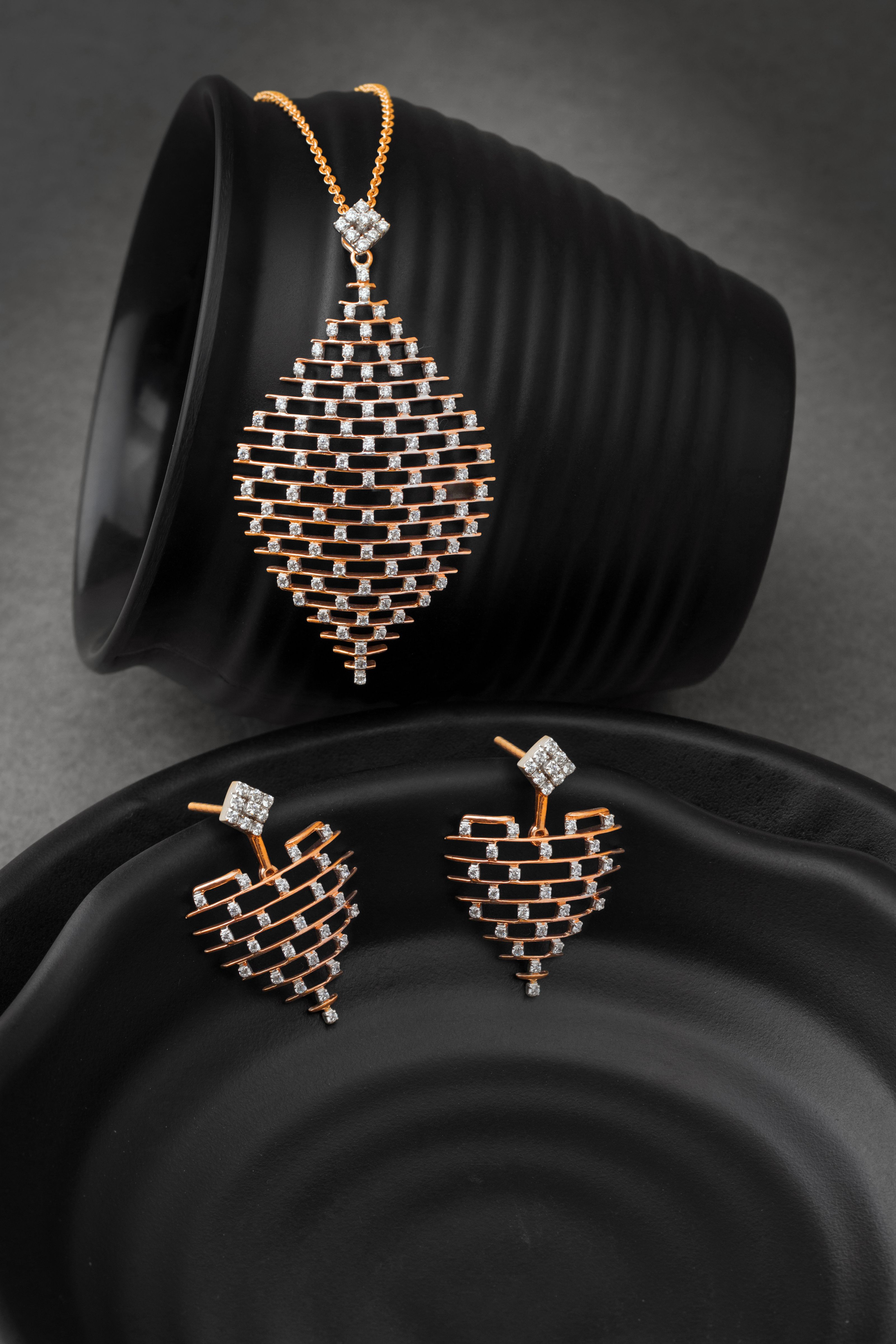 Luxuoso colar de diamante e brincos exibidos contra um fundo preto, demonstrando elegância.