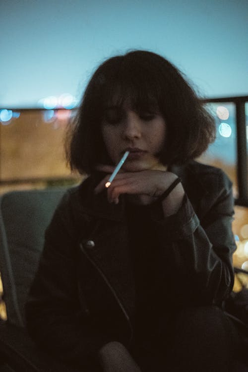 Бесплатное стоковое фото с женщина, курение, панк