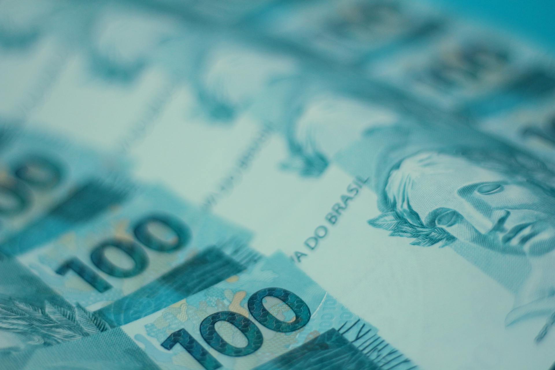 Detailed view of 100 Brazilian real banknotes, emphasizing currency and finance theme.