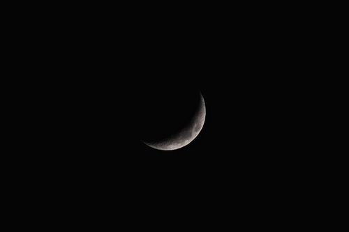 Free A clear crescent moon captured against a dark night sky, showcasing natural beauty. Stock Photo