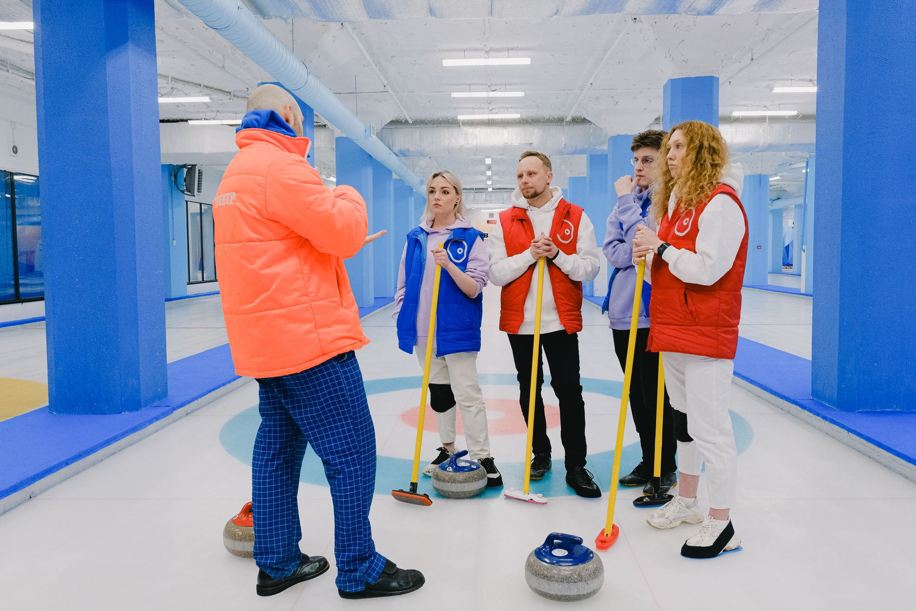 Curling kadın takımı buz üzerinde turnuvada