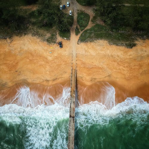 Quatre Voitures Près Du Plan D'eau