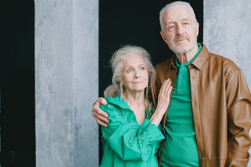 Pareja madura abrazada con estilo