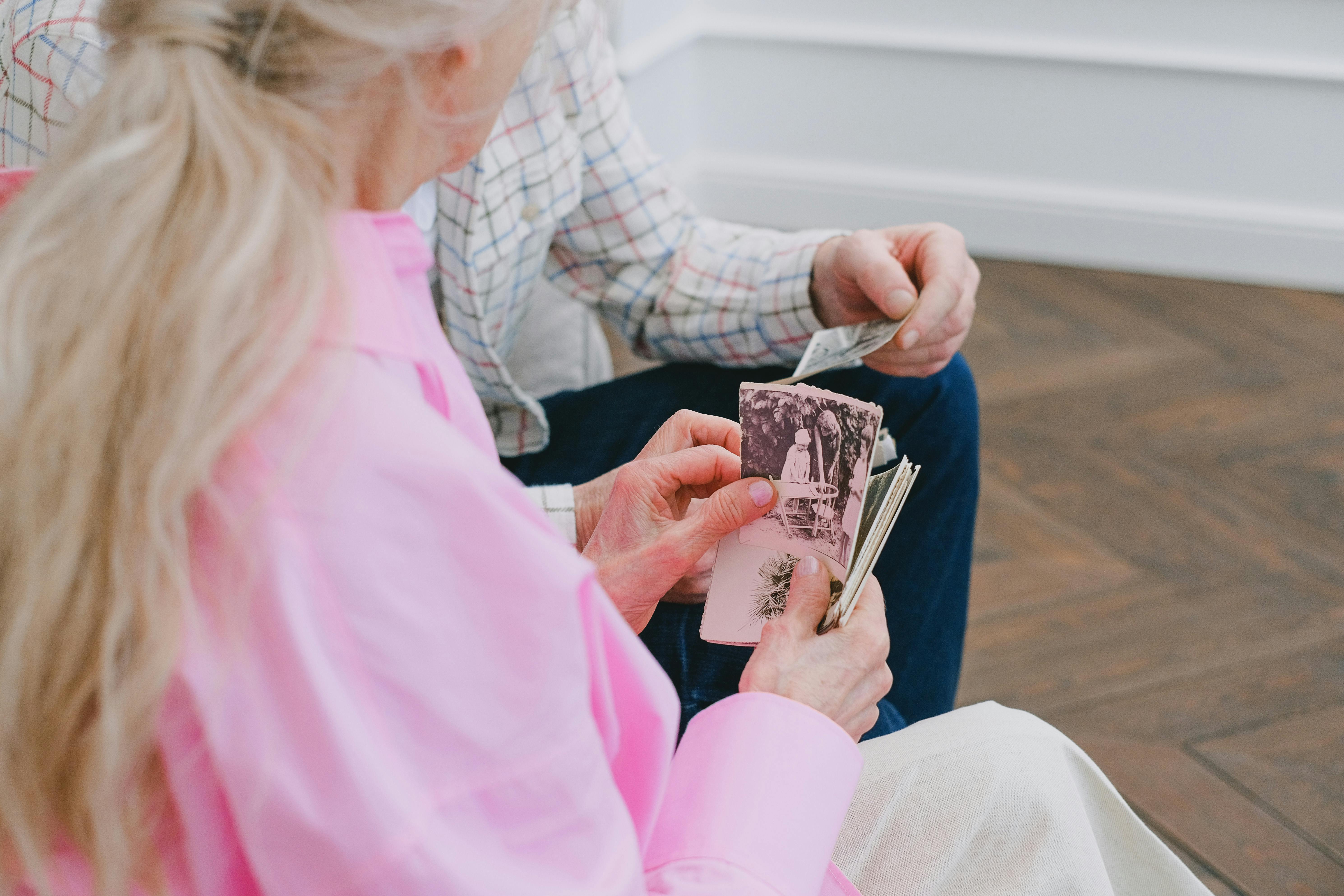 향수와 사람의 감정을 표현한 그래픽