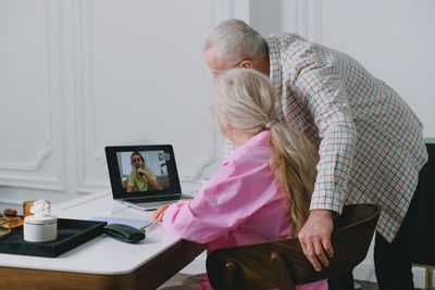 Un couple de seniors fait un appel vidéo depuis leur ordinateur portable