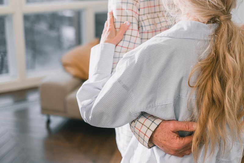 Pflegekraft der Pflege Gambers GmbH beim Besuch eines Patienten