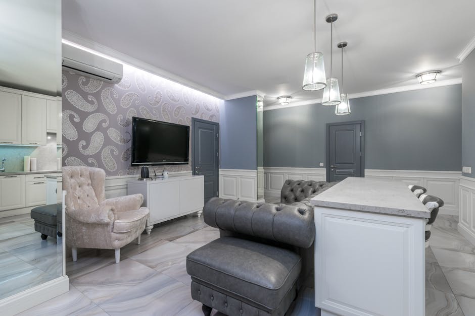 Nowoczesny salon z tapczanem w szarej plecionce i dywanem z naturalną domieszką