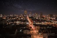 巴西纳扎雷迷人的夜间城市景观，展现了充满活力的城市灯光与星空