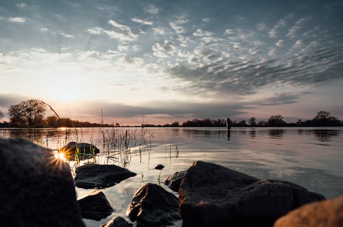 Darmowe zdjęcie z galerii z jezioro, skały, świt