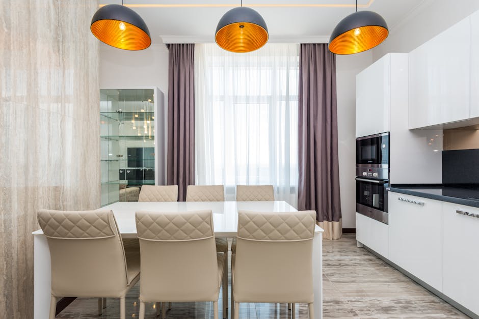 Kleine moderne Mietküche mit matten hellen Fronten, Unterbauleuchten und ruhiger Rückwand in Weiß