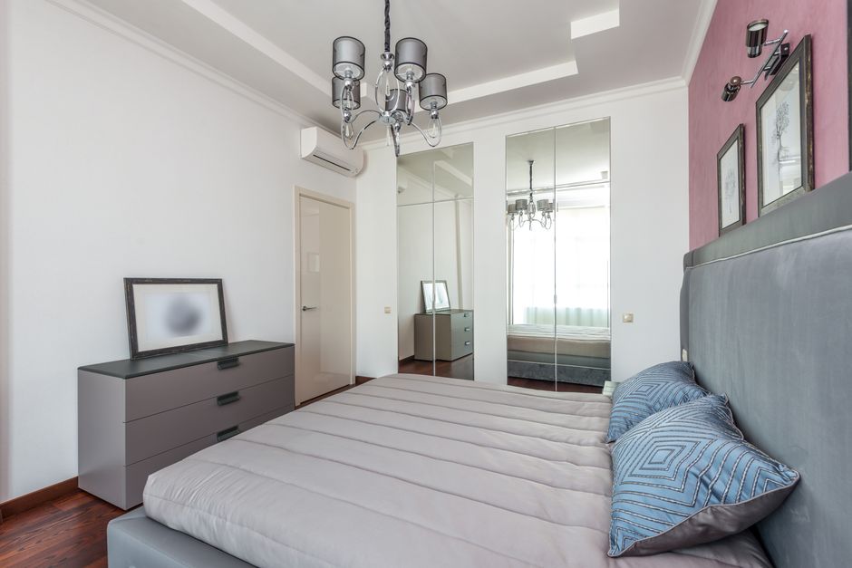 Q: What type of furniture is best for a small master suite layout?