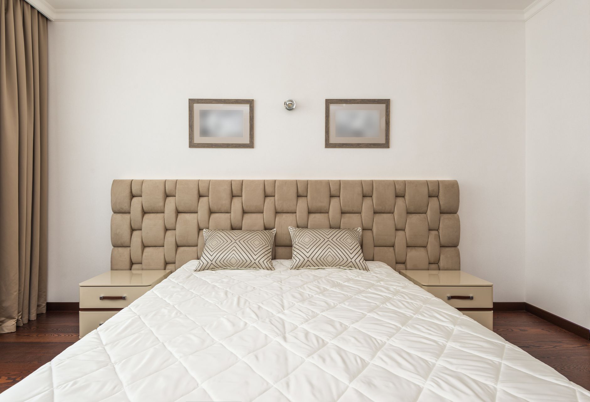 https://www.pexels.com/photo/symmetrical-view-of-an-empty-beige-bedroom-7546281/