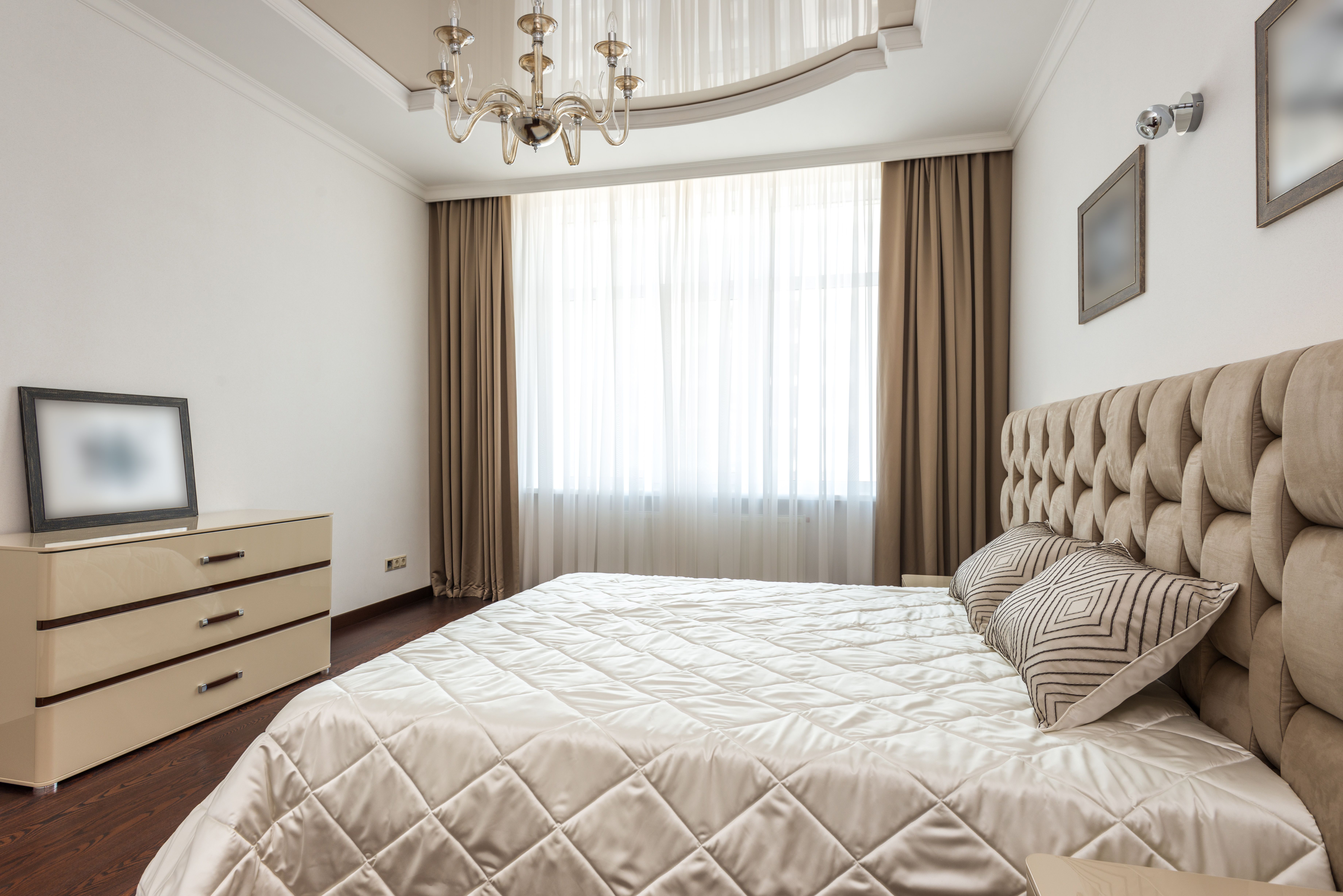 Sauber vorbereitetes Schlafzimmer in einer gepflegten Unterkunft