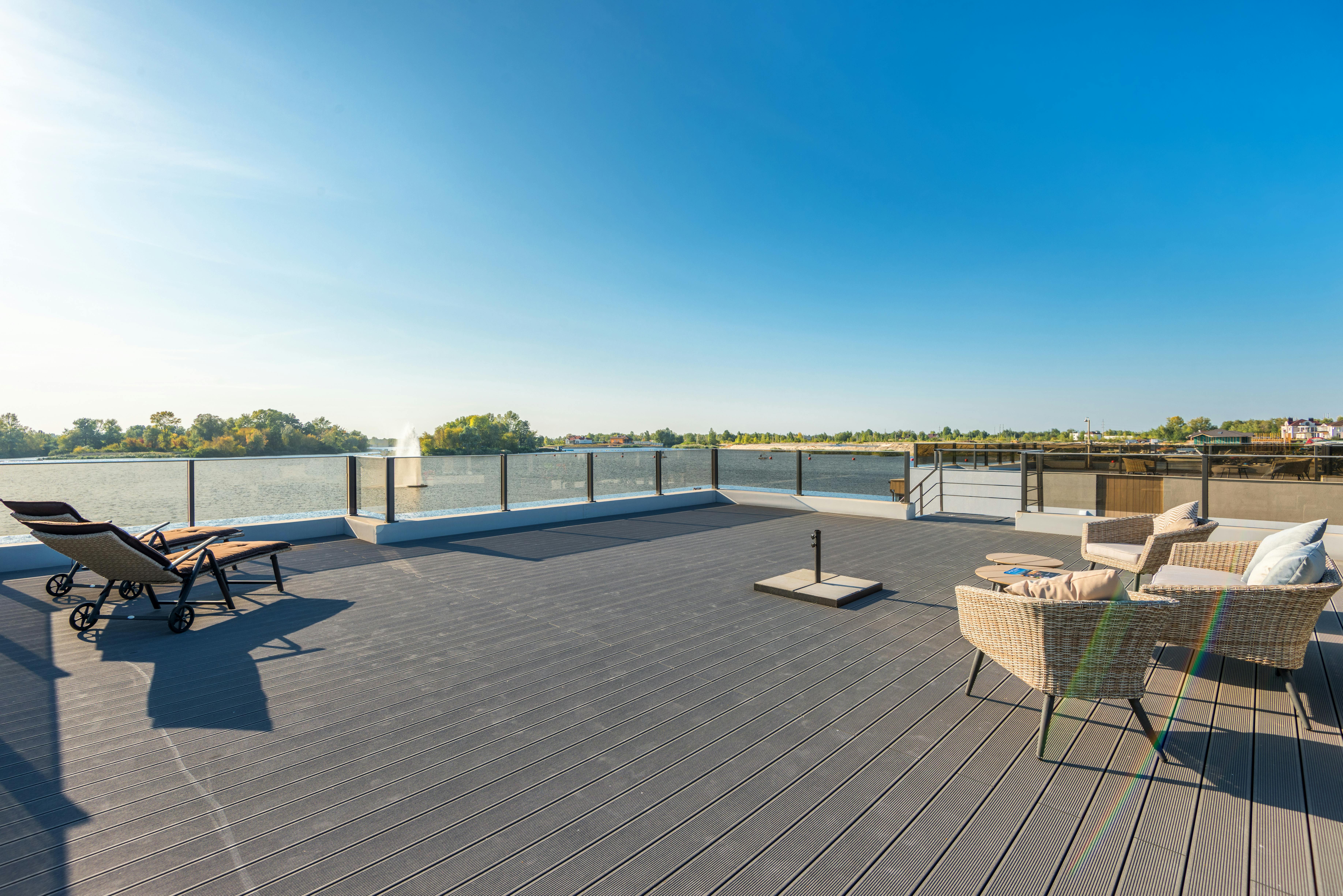 Moderne Terrasse mit grauen WPC-Dielen und klaren Linien