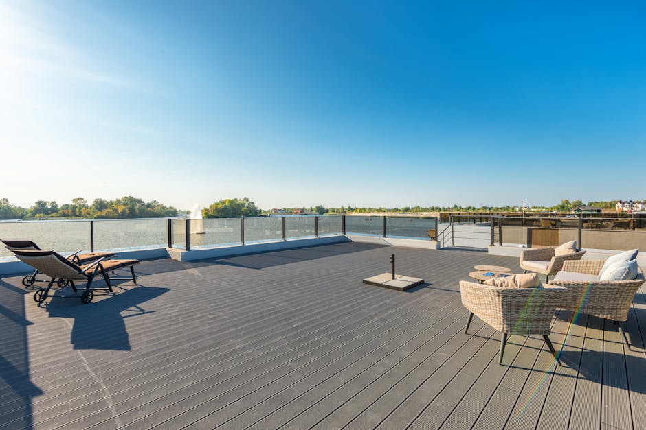 Moderne Terrasse mit grauen WPC-Dielen und klaren Linien