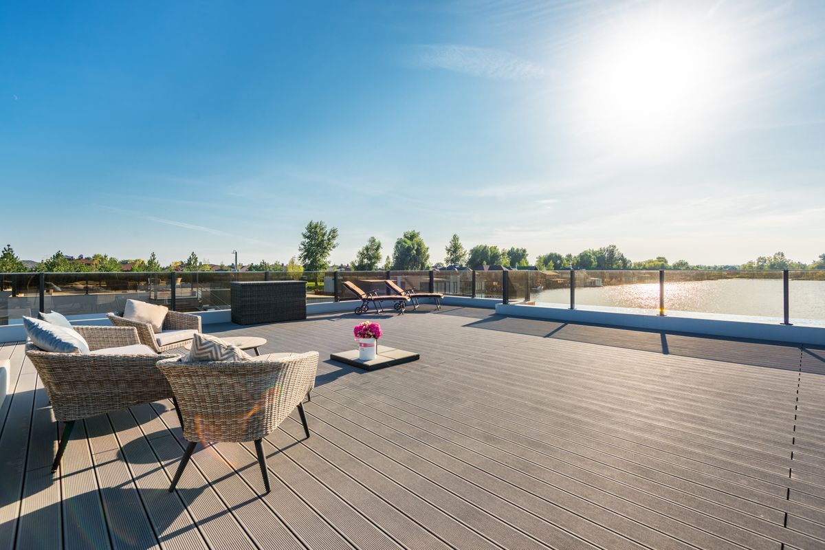 Terrasse bois ou composite : durée de vie comparée - Terrasse en bois : essences, résistance et entretien