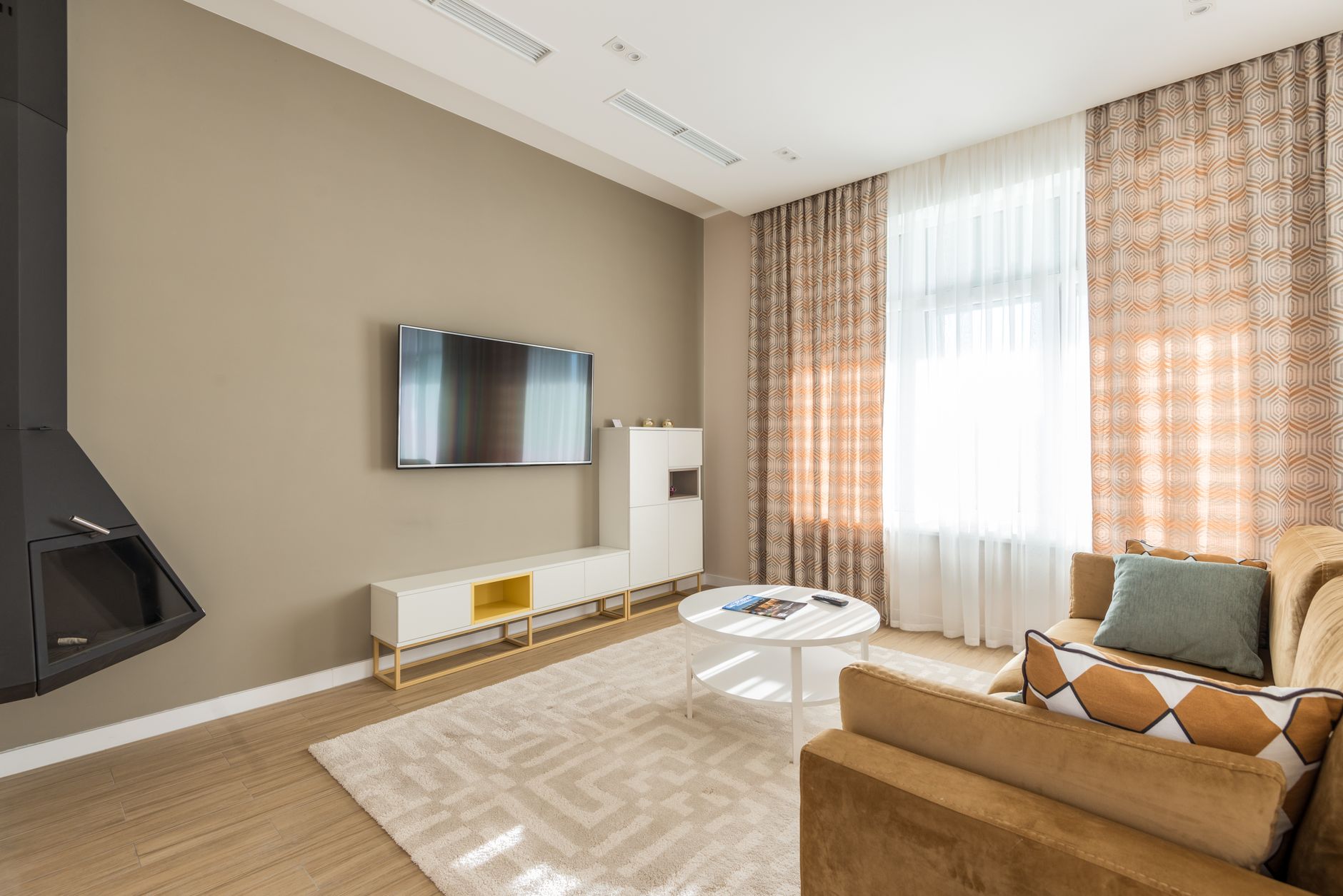 素色窗簾會無聊嗎?紋理織法提升空間質感 Bright modern living room with a sofa, coffee table, and large window curtains.