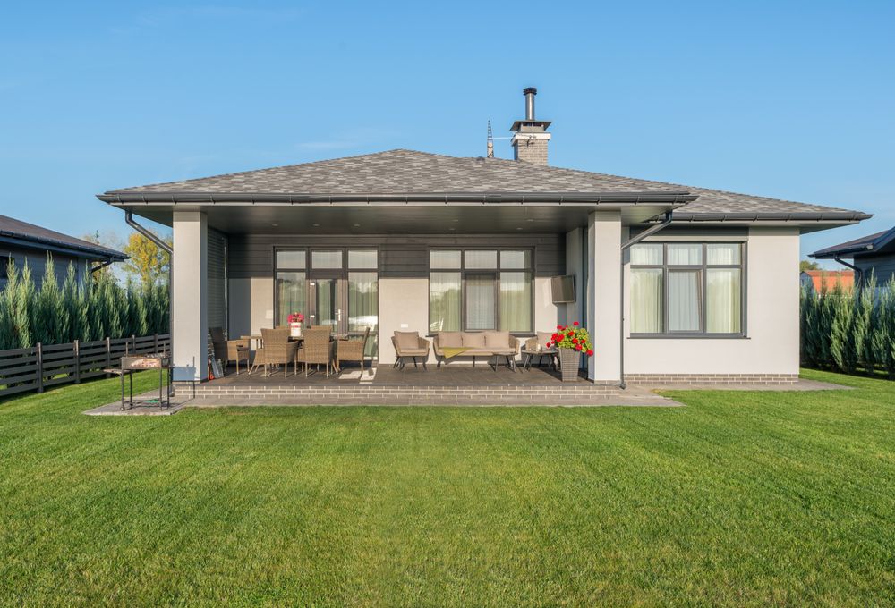 สนามหญ้าสีเขียวสดหน้าบ้านพักอาศัย ตัดแต่งเรียบร้อย