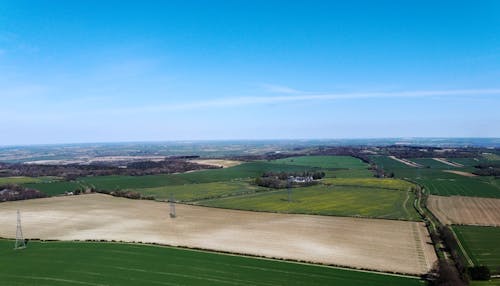 Gratis stockfoto met blauwe lucht, boerderij, bovenaanzicht