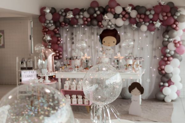 Balloon arch and garland decorating a party room