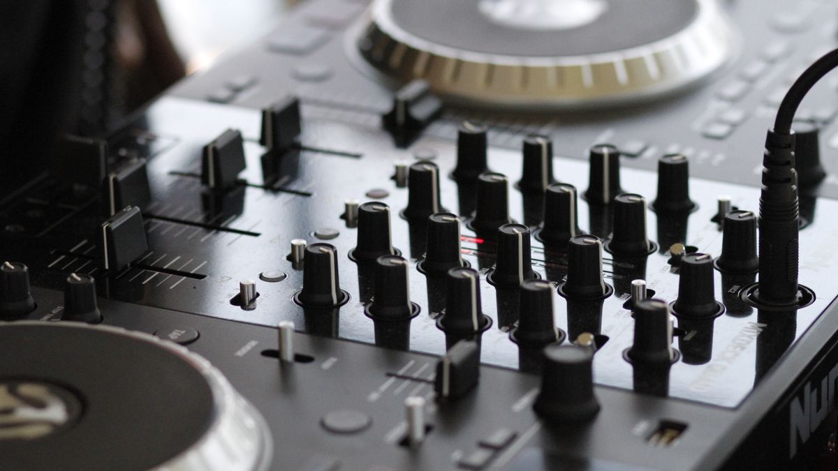 How to Choose a Wedding DJ: The Complete Guide