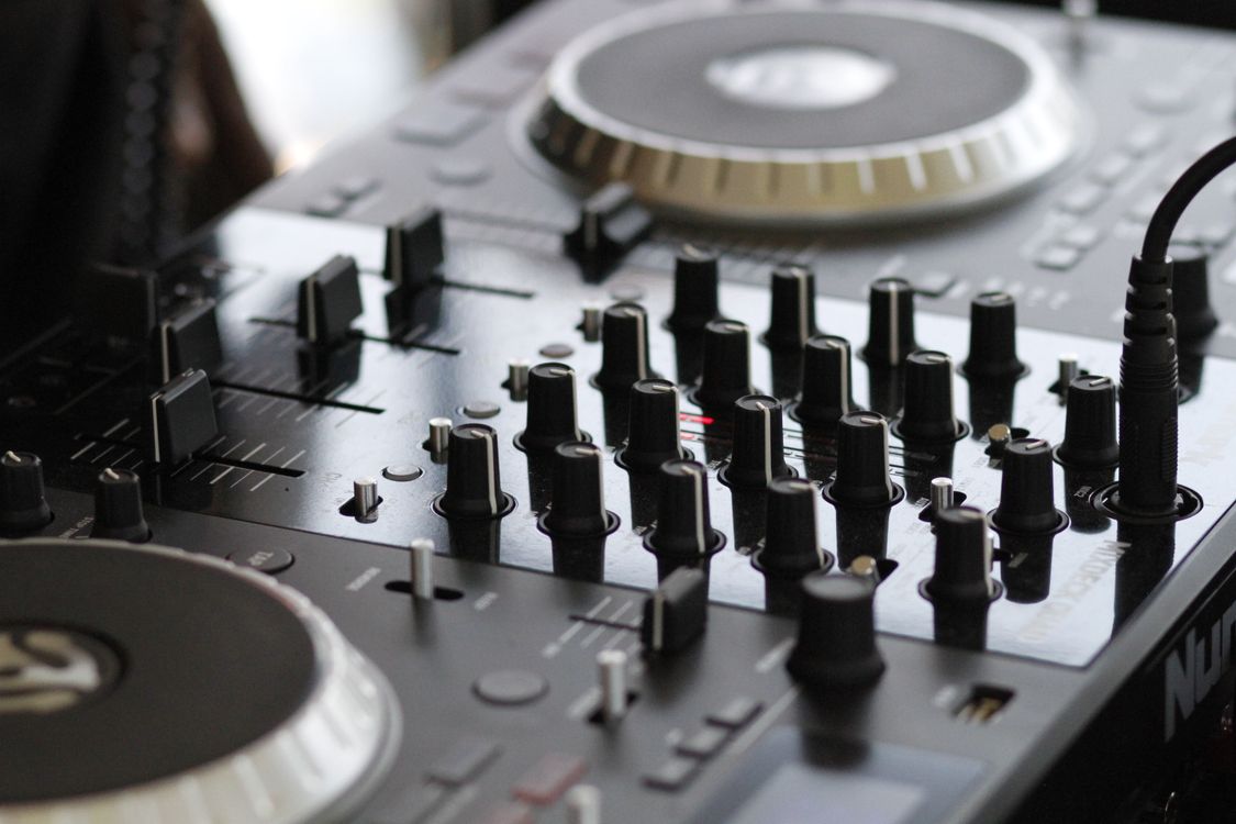 Profesionalni audio mikser s gumbima i kontrolama