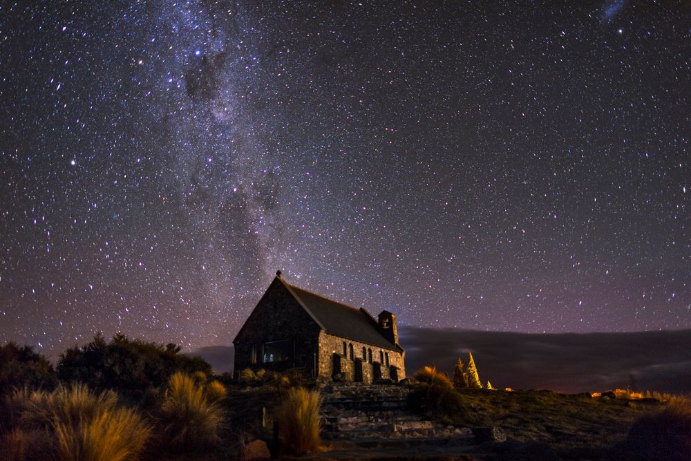 Iglesia del Buen Pastor de Lake Tekapo bajo la Vía Láctea en la reserva de cielo oscuro
