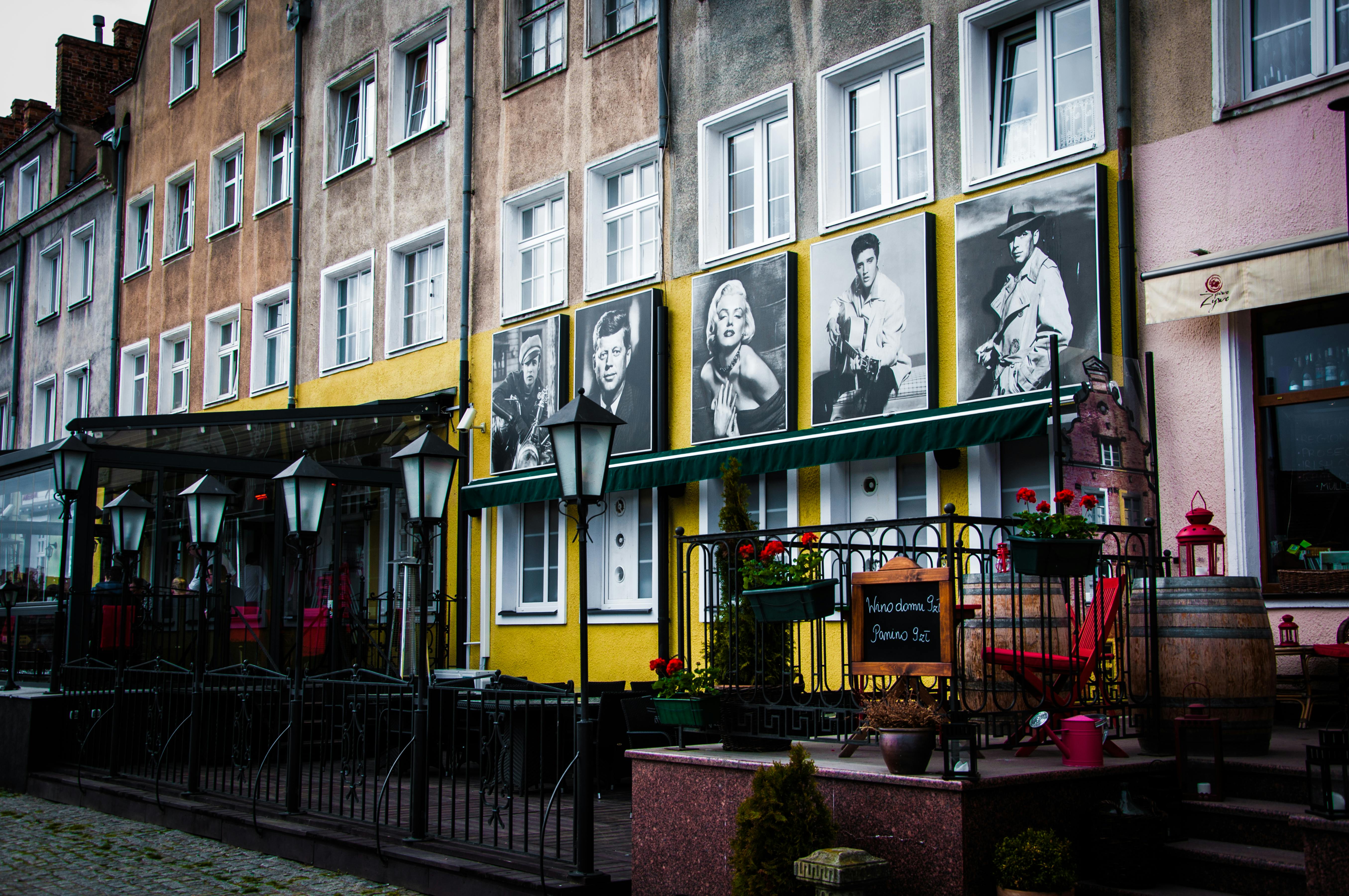 在这座古色古香的欧洲小镇上，街景色彩缤纷，配有经典电影海报和户外座椅