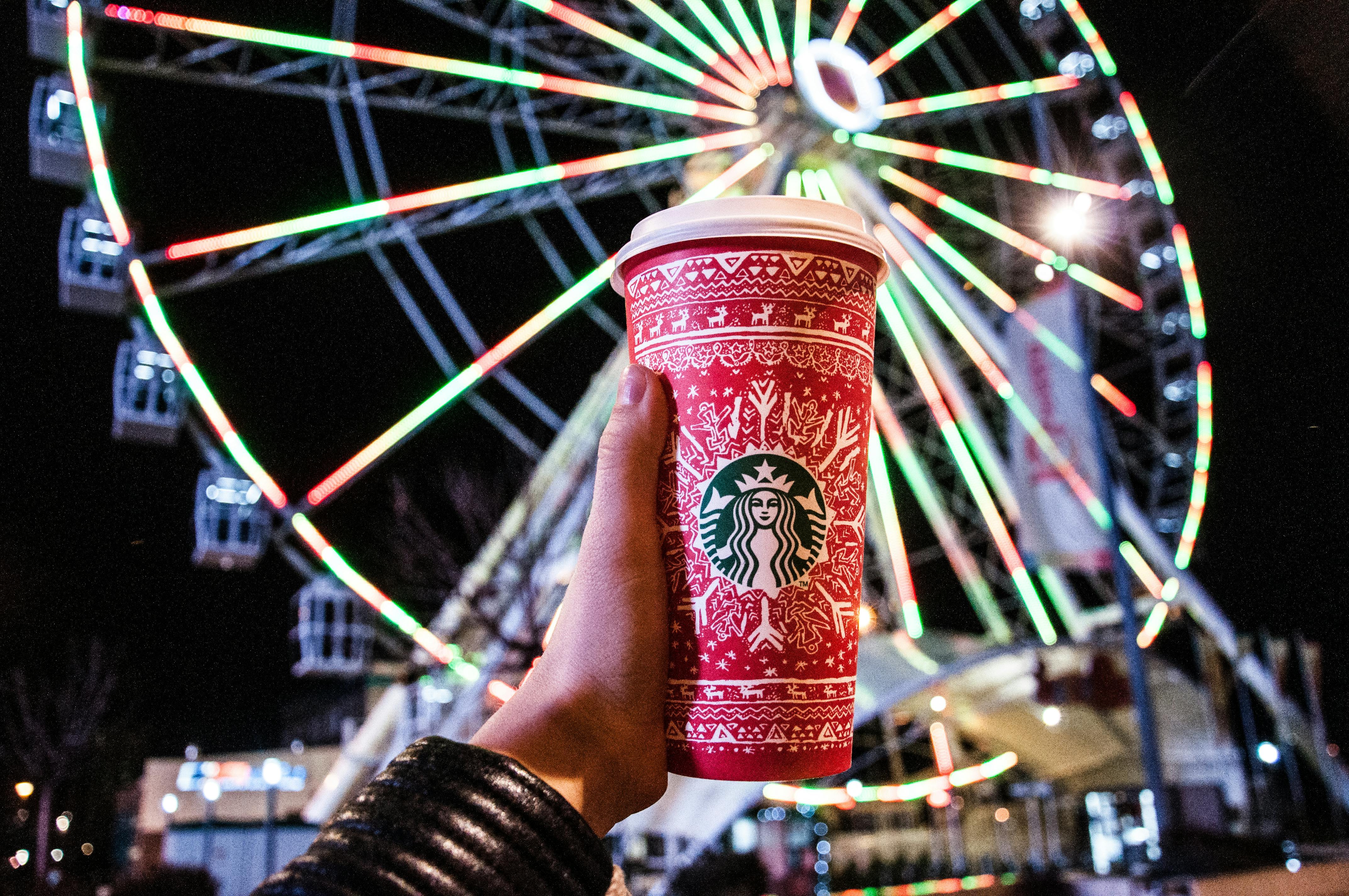 одноразовая чашка Red And White Starbucks · бесплатные стоковые фото