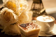 奶油咖啡和白玫瑰甜点的特写非常适合放松