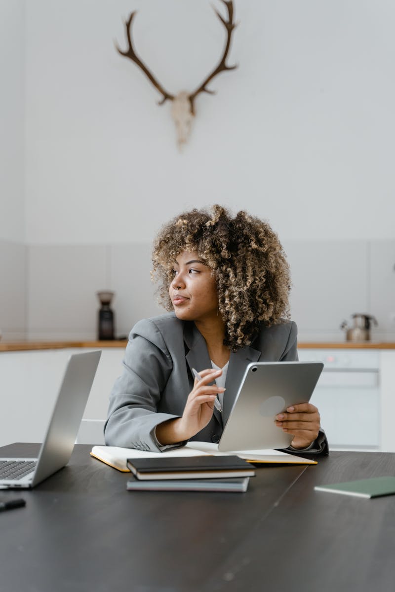 Unelte specifice pentru curățarea profundă a șanțurilor