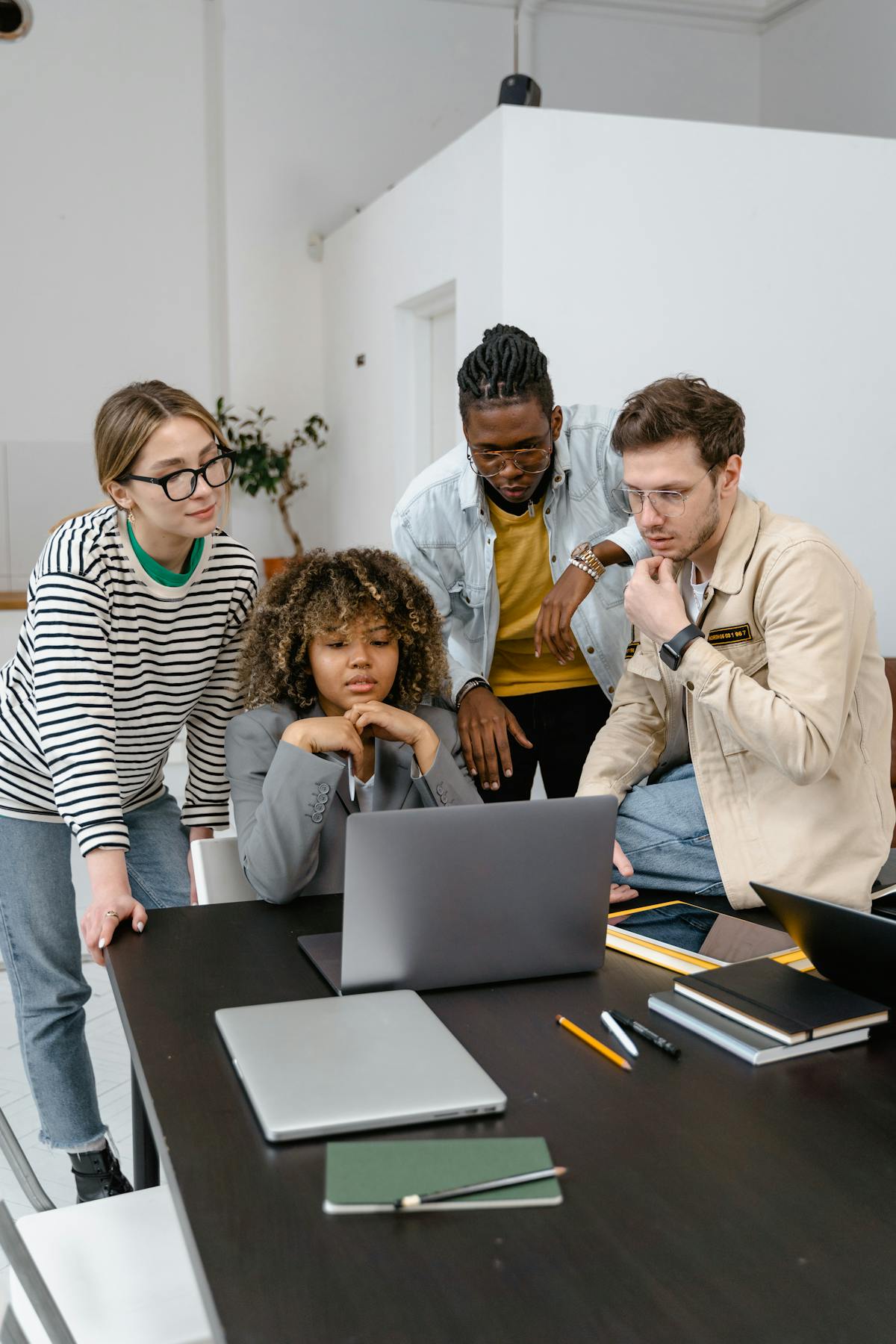 Team riunito davanti al laptop che discute e controlla disponibilità