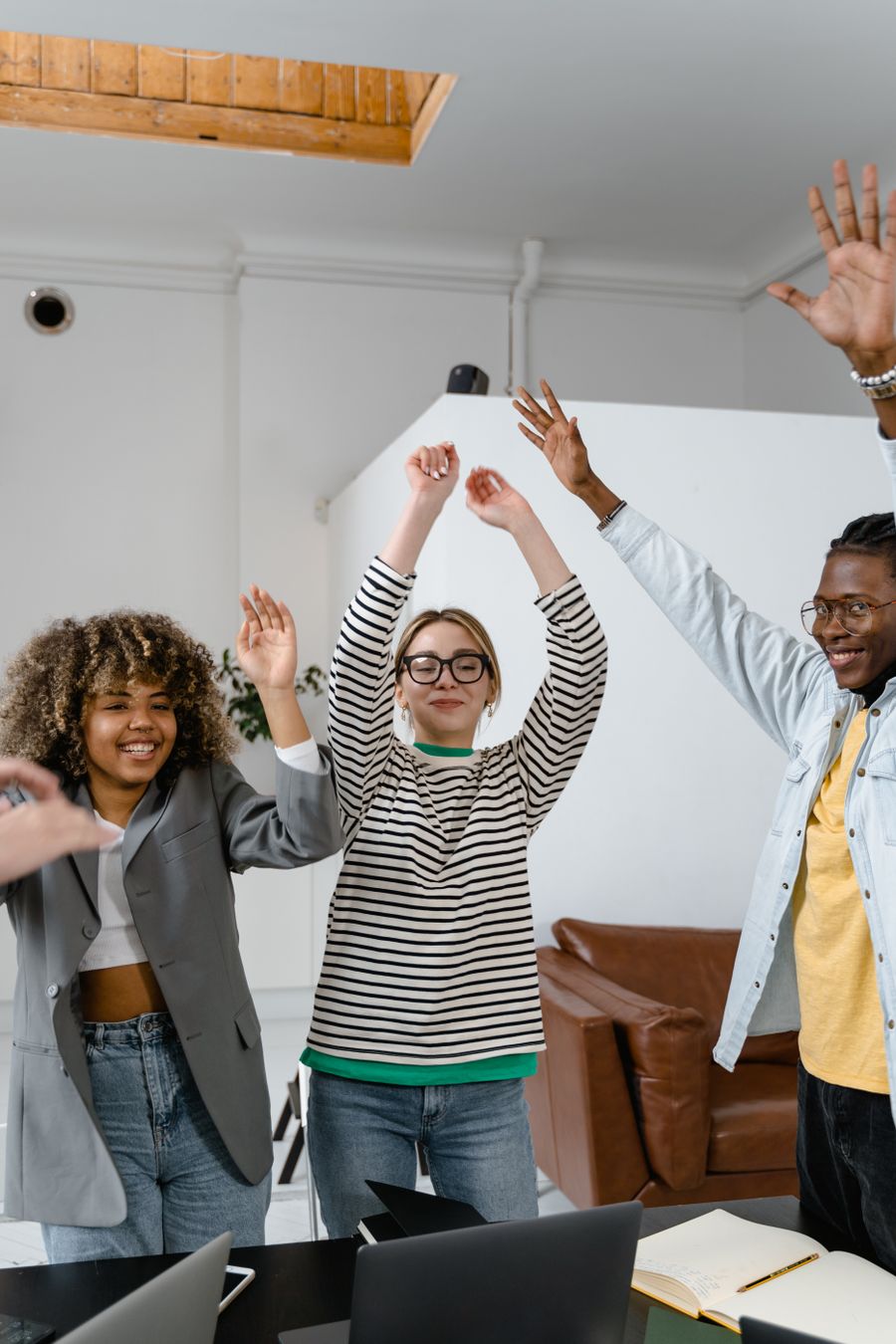 Persone che sorridono insieme in un ambiente professionale