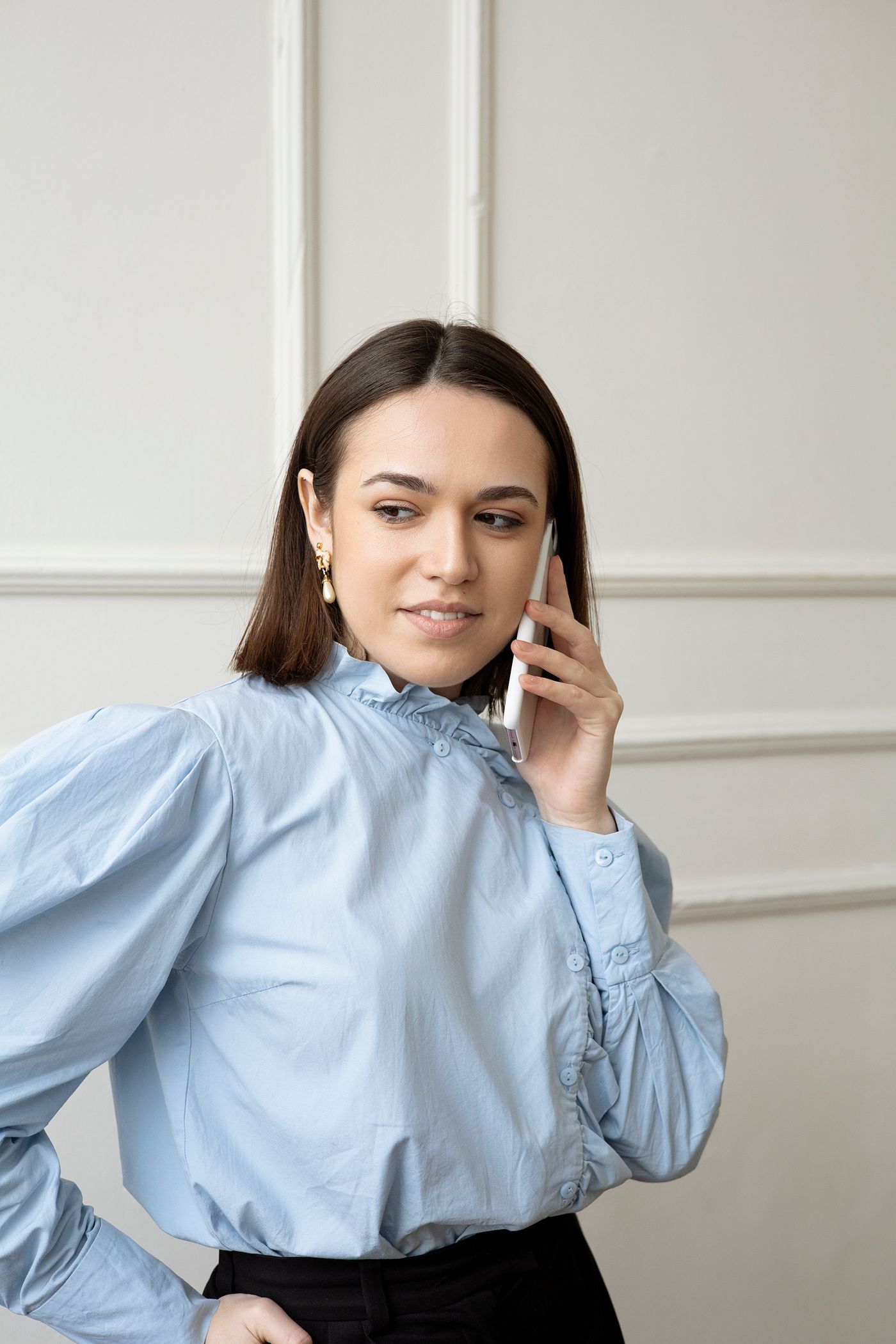 Atendente falando ao telefone durante um atendimento