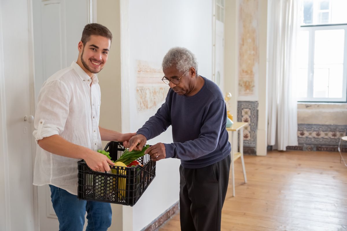 Senior z opiekunem