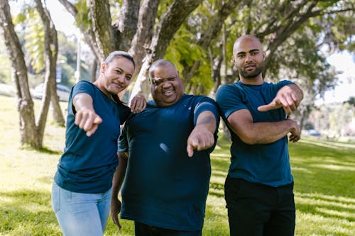 Foto profissional grátis de amigos, apontando, colegas