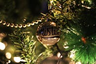 装饰好的圣诞树上挂着带有灯光的节日装饰品