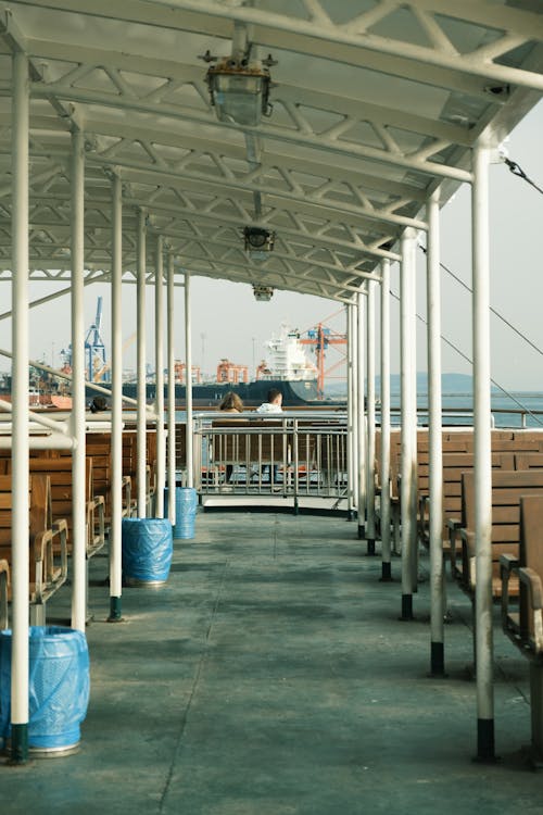 Photos gratuites de bancs, ferry-boat, poteaux métalliques