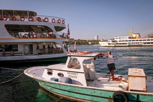 Kostenloses Stock Foto zu fischerboot, klein, kreuzfahrtschiff