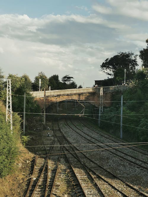 Бесплатное стоковое фото с вертикальный выстрел, железная дорога, колеи
