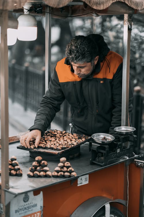 Photos gratuites de citadin, étal de nourriture, homme