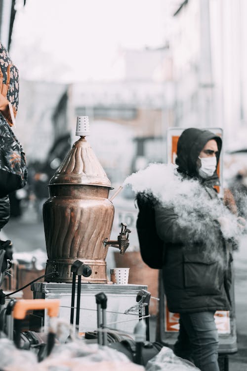 Kostenloses Stock Foto zu gesichtsmaske, mann, rauch