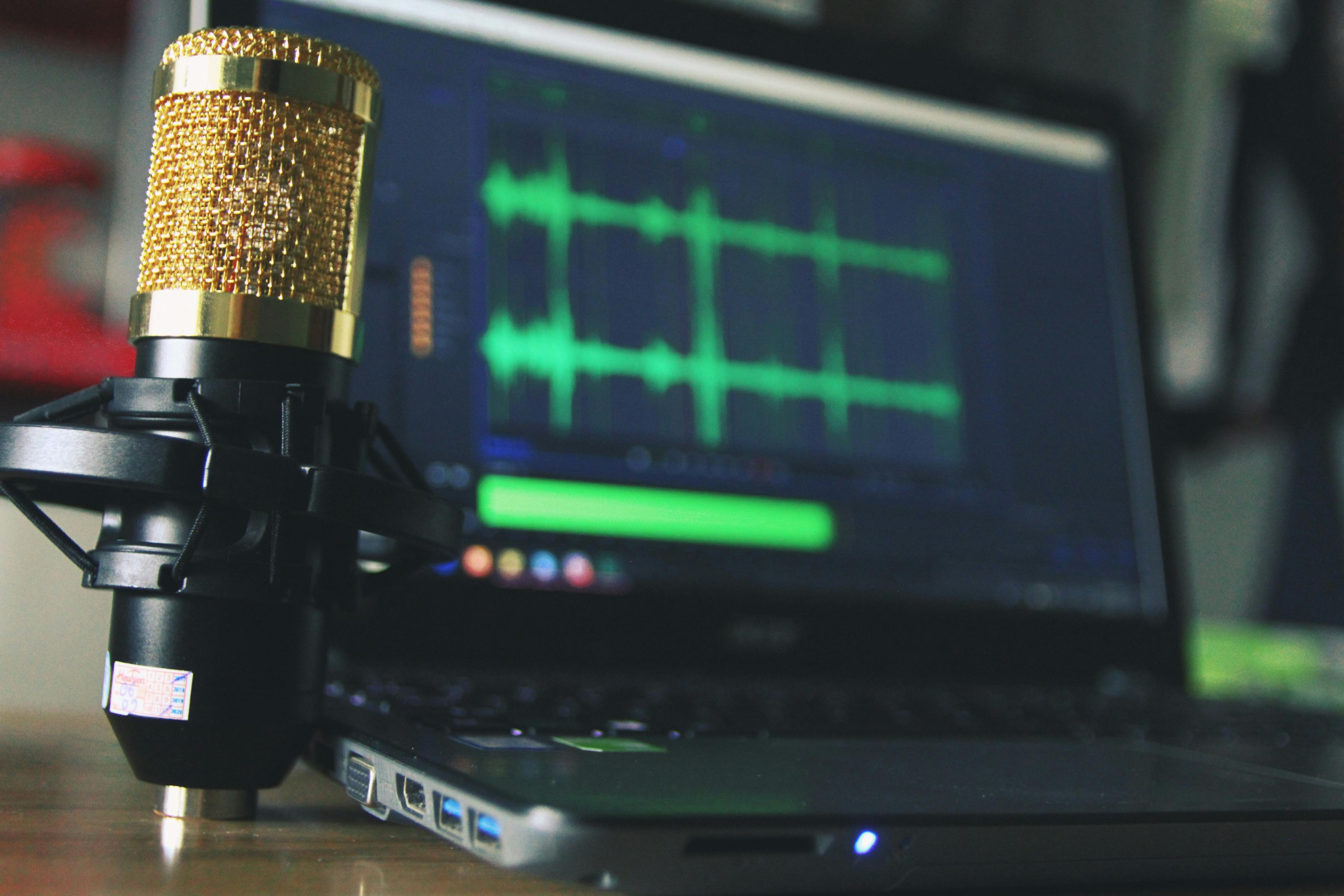 Photo libre de droit de Microphone Dans Un Studio Professionnel  Denregistrement Ou De Radio Équipement Dans Le Fond Flou banque d'images et  plus d'images libres de droit de Poste de radio 