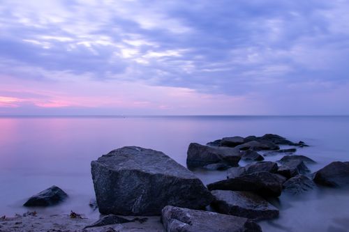 Free Capture of a tranquil evening with rocky shores and pastel skies at the Baltic Sea, perfect for nature lovers. Stock Photo