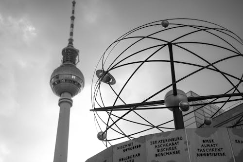 Ilmainen kuvapankkikuva tunnisteilla Fernsehturm Berlin, harmaasävyt, kellokoneisto Kuvapankkikuva