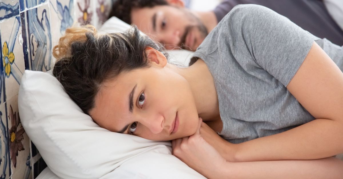 Γιατί νιώθω παλμούς στο αυτί μου όταν προσπαθώ να κοιμηθώ;