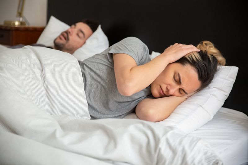Mamá cansada intentando dormir en la cama